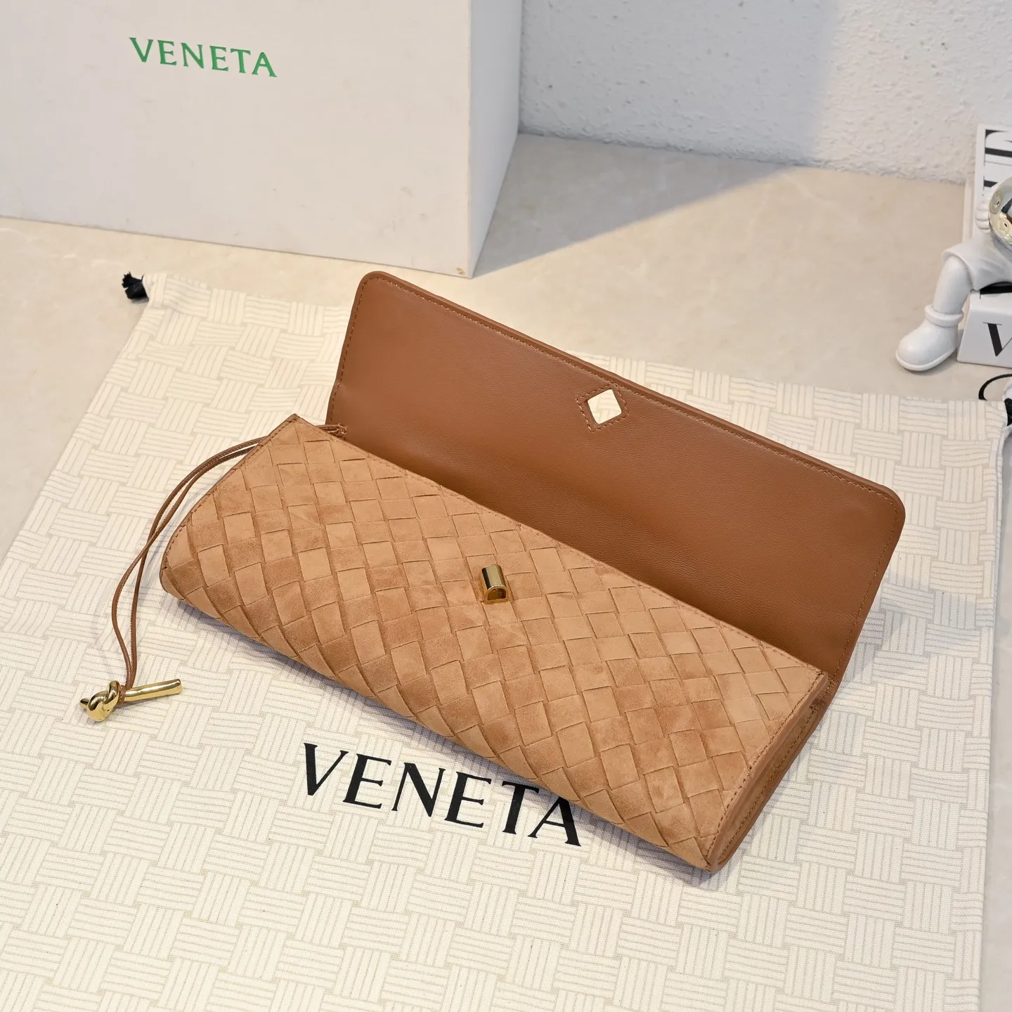 Batch 1360 #Bv Clutch long clutch bag equipped with handles, the design of the clutch bag reflects the exquisite and high-end taste ~ using exquisite craftsmanship intreccio woven suede, it can be held in the hand, carried by hand or under the arm. The metal knot embellishment exudes temperament and nobility ~ , equipped with a zipper compartment inside, it is a good companion for your daily life🧑‍❤️‍💋‍🧑, whether you are walking on the red carpet or attending a dinner, it will add a unique charm to you💞 Model: 1511 Size: 31x13x3